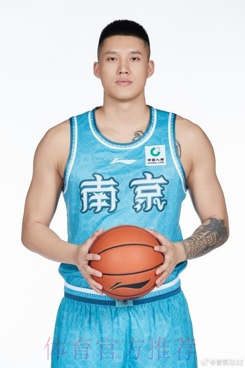 曾繁日全场出战31分钟，投篮6中4得到8分5篮板1助攻1盖帽